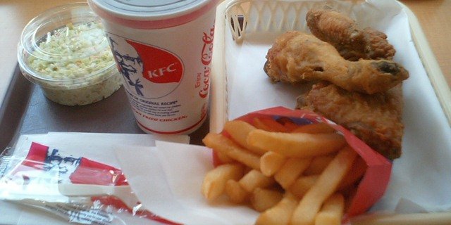 Zu einem Fast-Food-Menü bei Kentucky Fried Chicken (KFC) gehört das traditionelle Poulet. (Bild Akira Kamikura)