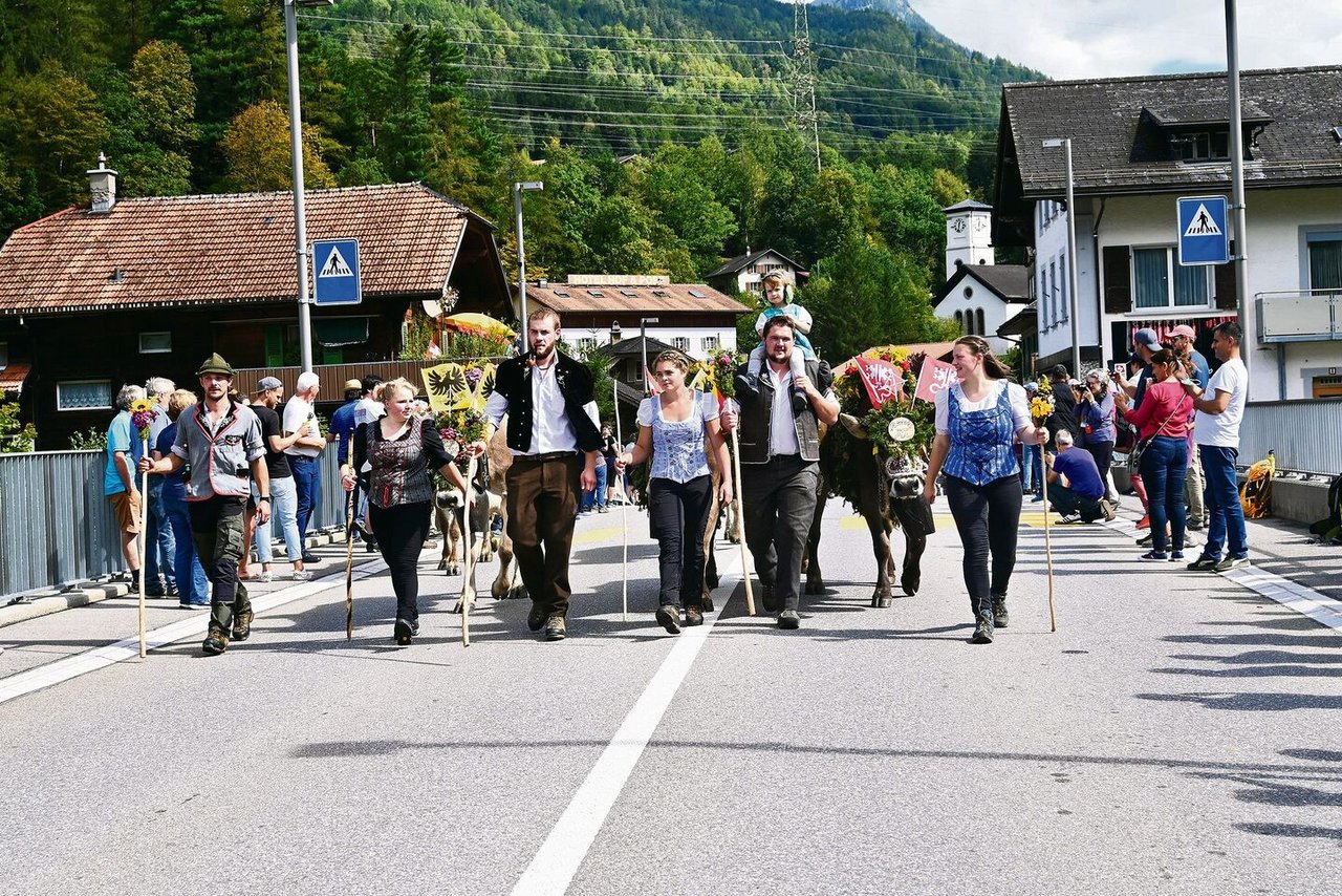 Empfang vor Publikum im Tal: Das Älplerteam mit dem Vieh auf der Brücke in Innertkirchen BE.