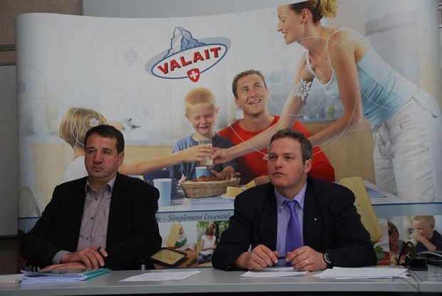 Der Präsident (links) Laurent Tornay und Vizepräsident Max Stalder des Walliser Milchverbands anlässlich der Pressekonferenz am Montag. (Bild J.R. Stucki)