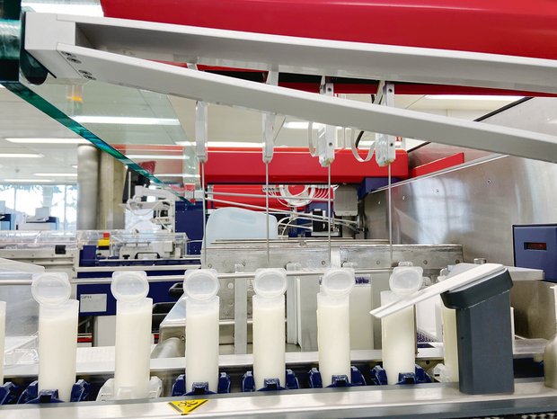 Hier werden die Milchproben bei der Suisselab untersucht.(Bild Adrian Krebs)