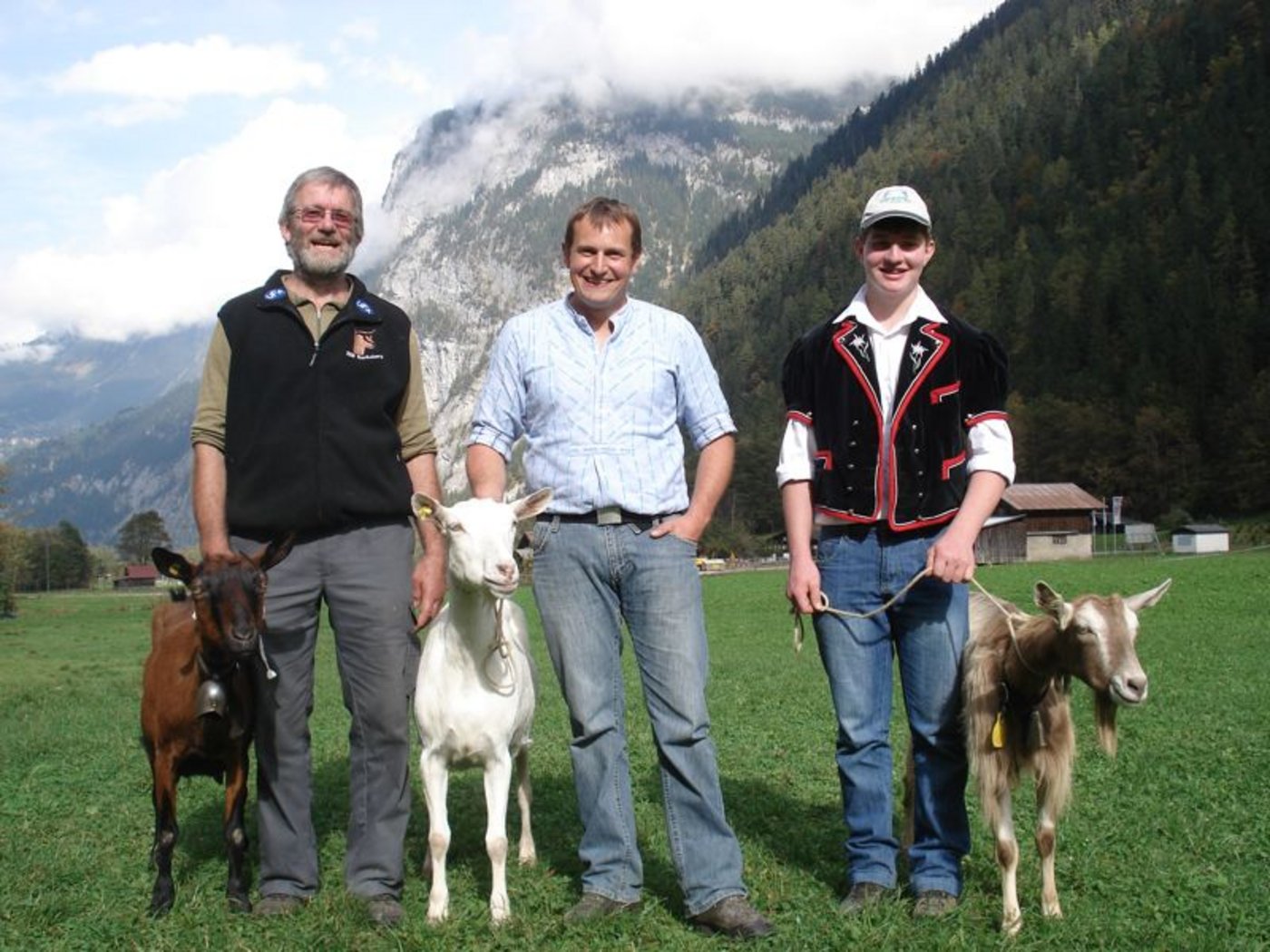 Freuen sich (v. l. n. r.): Miss Gämsfarbige Pinga mit Marius Baeriswyl, Miss Saanen und gleichzeitig Miss Stechelberg Jris mit Adolf von Allmen und Miss andere Rassen, Toggenburger Ziege Heike mit Fritz Graf. (Bild fs)   