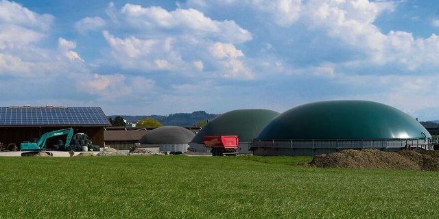 Ideale Kombination: Fotovoltaik- und Biogasanlagen auf dem Bauernhof. Zu prüfen seien künftig Zonen für erneuerbare Energien, um Konflikte mit der Raumplanung zu verhindern. 