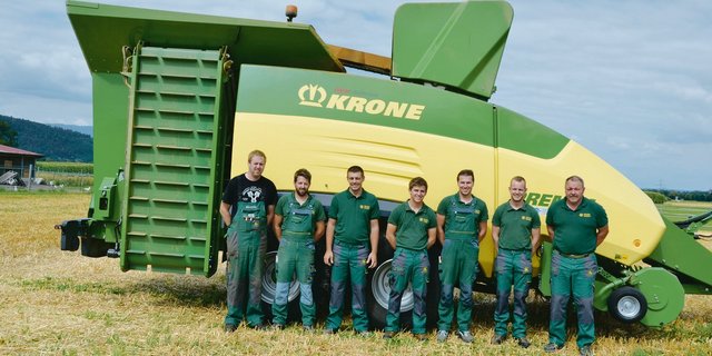 Lohnunternehmer Andreas Fiechter (rechts) mit seinem Team. Sie stehen vor der neuen Premos-5000-Pellet-Vollernte-Presse. (Bilder Peter Fankhauser)