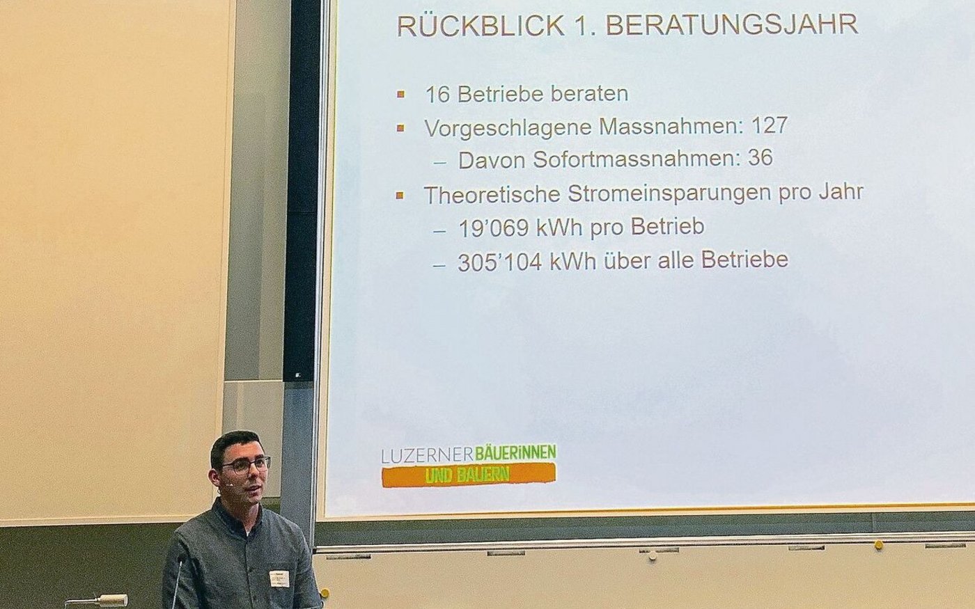 Raphael Heini informiert am Energie-Apéro über die Erfahrungen der Energieberatung der Luzerner Landwirtschaft. 
