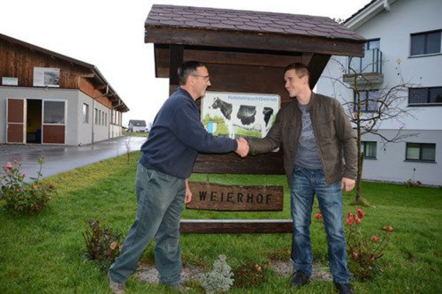 Handschlag: Nur gemeinsam geht’s: Vater Bernhard (l.) und Sohn Fabian Hüsler vom Weierhof in Hildisrieden. (Bild js)