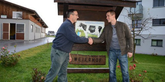 Handschlag: Nur gemeinsam geht’s: Vater Bernhard (l.) und Sohn Fabian Hüsler vom Weierhof in Hildisrieden. (Bild js)