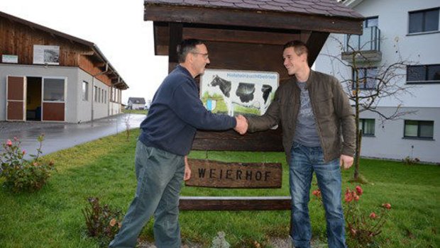 Handschlag: Nur gemeinsam geht’s: Vater Bernhard (l.) und Sohn Fabian Hüsler vom Weierhof in Hildisrieden. (Bild js)