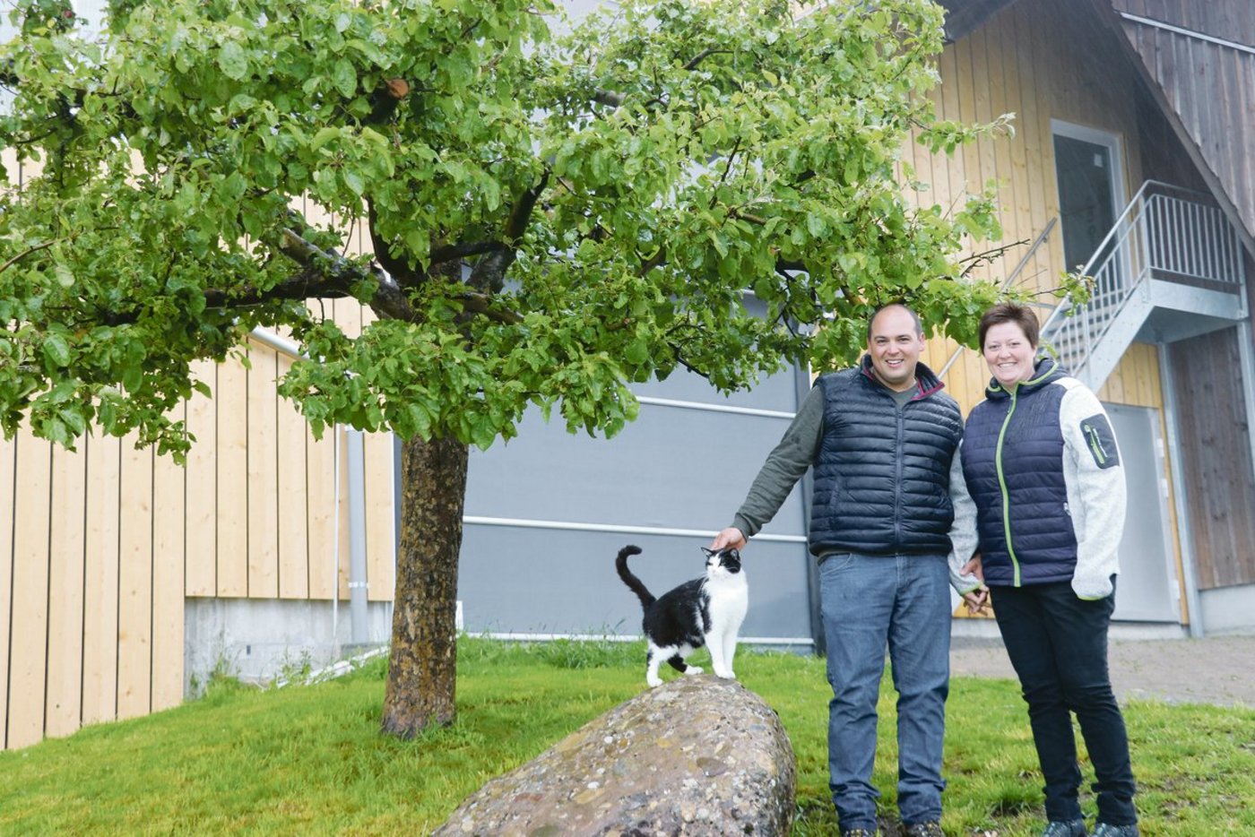 Erika und Christoph Gehrig freuen sich auf Gäste: Rechts geht es die Treppe hoch zur Eventwerkstatt, im Gebäude links unten entsteht der Genuss-Hofladen.(Bild Ruth Aerni)