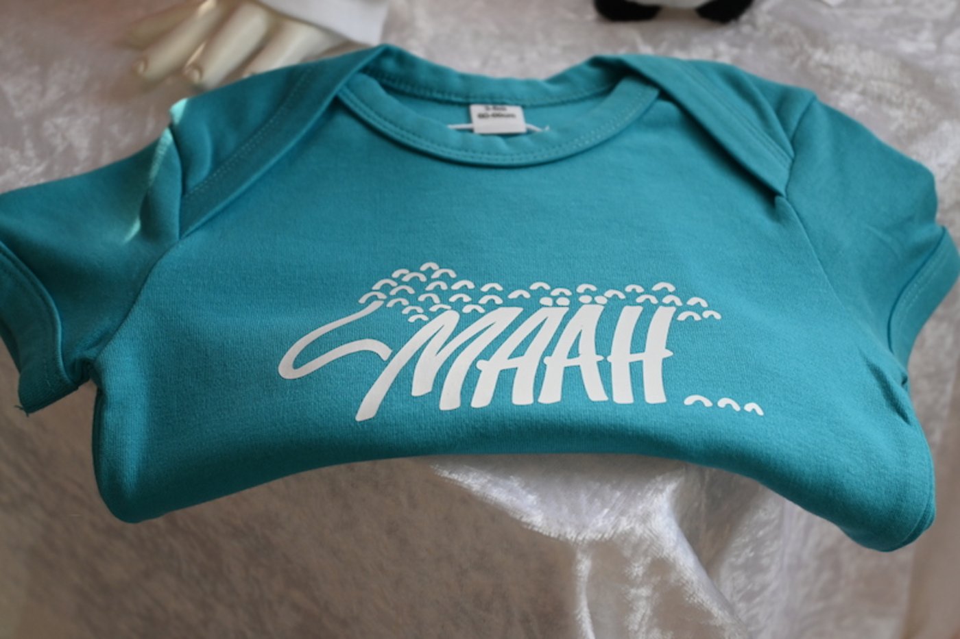 Auch in Kindergrössen sind die T-Shirts und Pullover bestellbar. Die Sujets bringt Francine Riesen mit einem Plotter auf den Stoff.