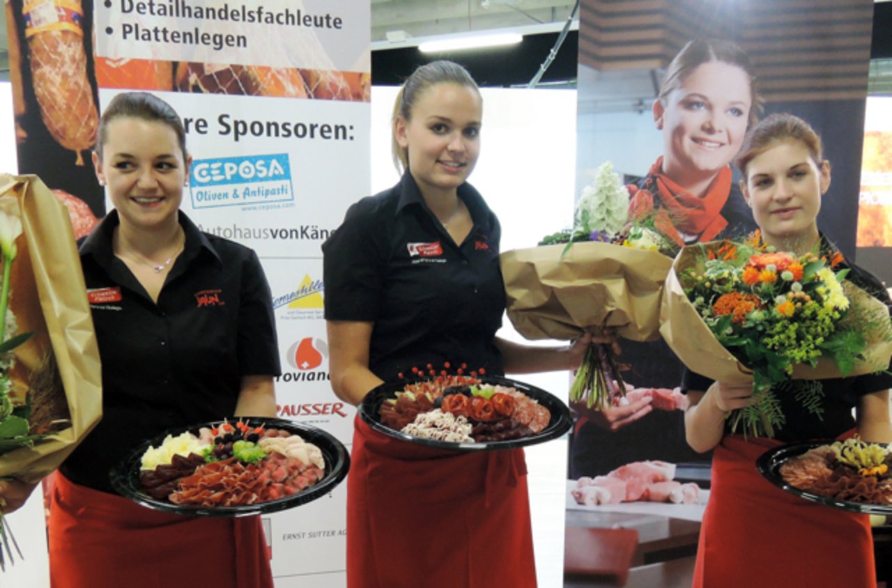 Das Podest der Schweizermeisterschaft im Fleischplattenlegen (Kategorie Berufsleute): v.l.n.r Claudia Jaun (Silber), Natacha Henzer (Gold) und Julia Kocher (Bronze). (Bild zVg)