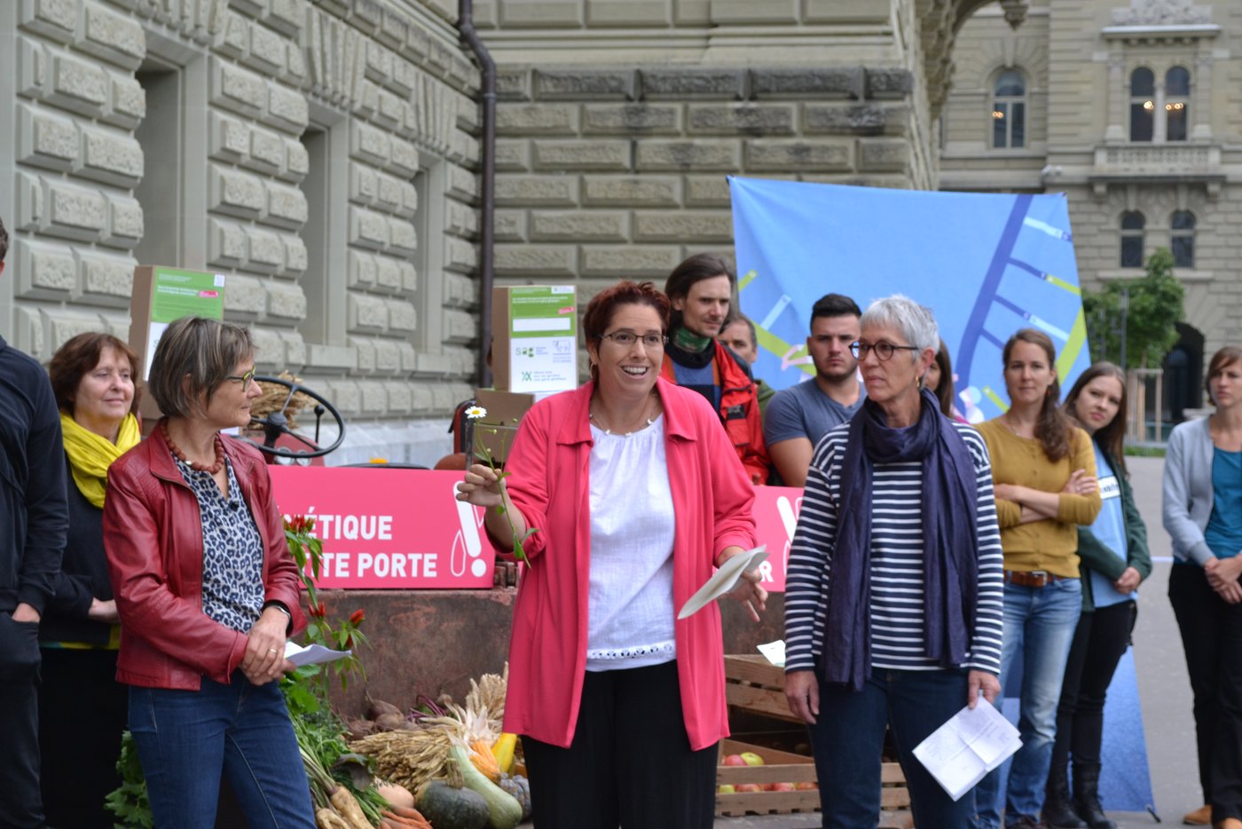 Die drei Rednerinnen bei der Einreichung der Petition: Martina Munz, Isabelle Chevalley und Regina Fuhrer (von links nach rechts).