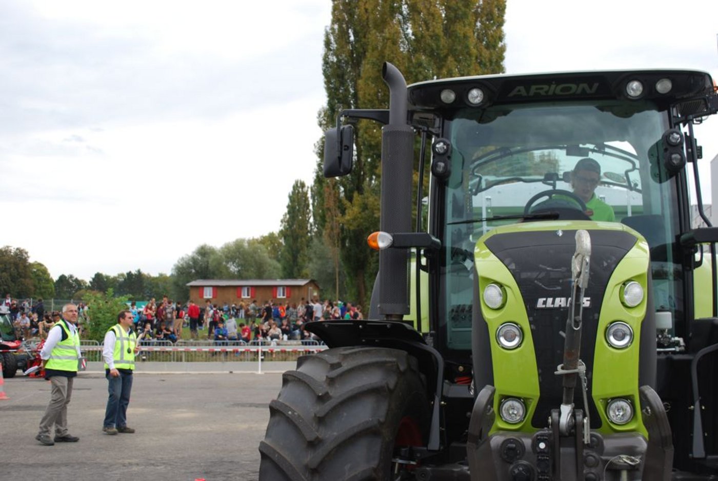 Besonders gefallen hat dem Rock'n'Roll-Fan der Traktor, mit dem er die Aufgabe absolvieren durfte. 