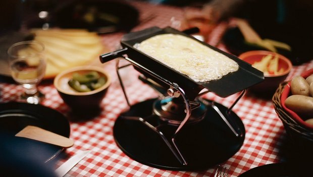 Bei Kontrollen werden oftmals Verstösse gegen den Täuschungsschutz festgestellt. Nicht alles, was sich Raclette nennt, ist gemäss AOP auch wirklich ein Raclette-Käse.(Bild Raclette Suisse)