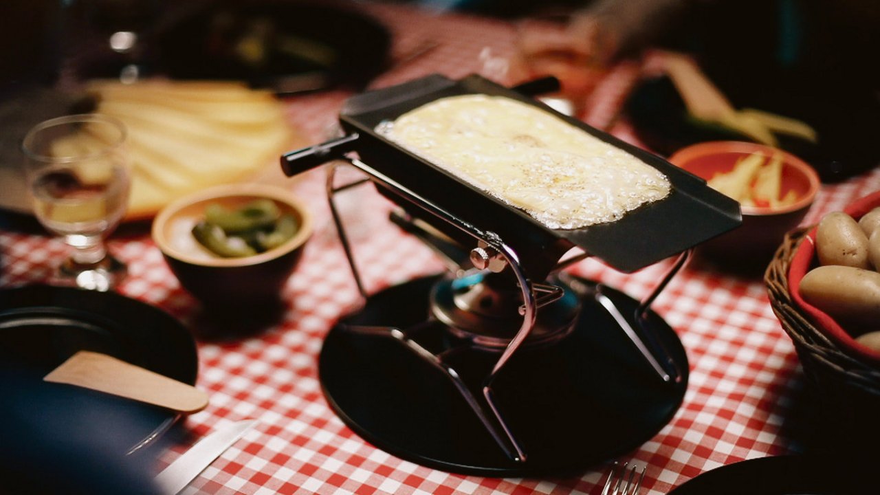 Bei Kontrollen werden oftmals Verstösse gegen den Täuschungsschutz festgestellt. Nicht alles, was sich Raclette nennt, ist gemäss AOP auch wirklich ein Raclette-Käse.(Bild Raclette Suisse)