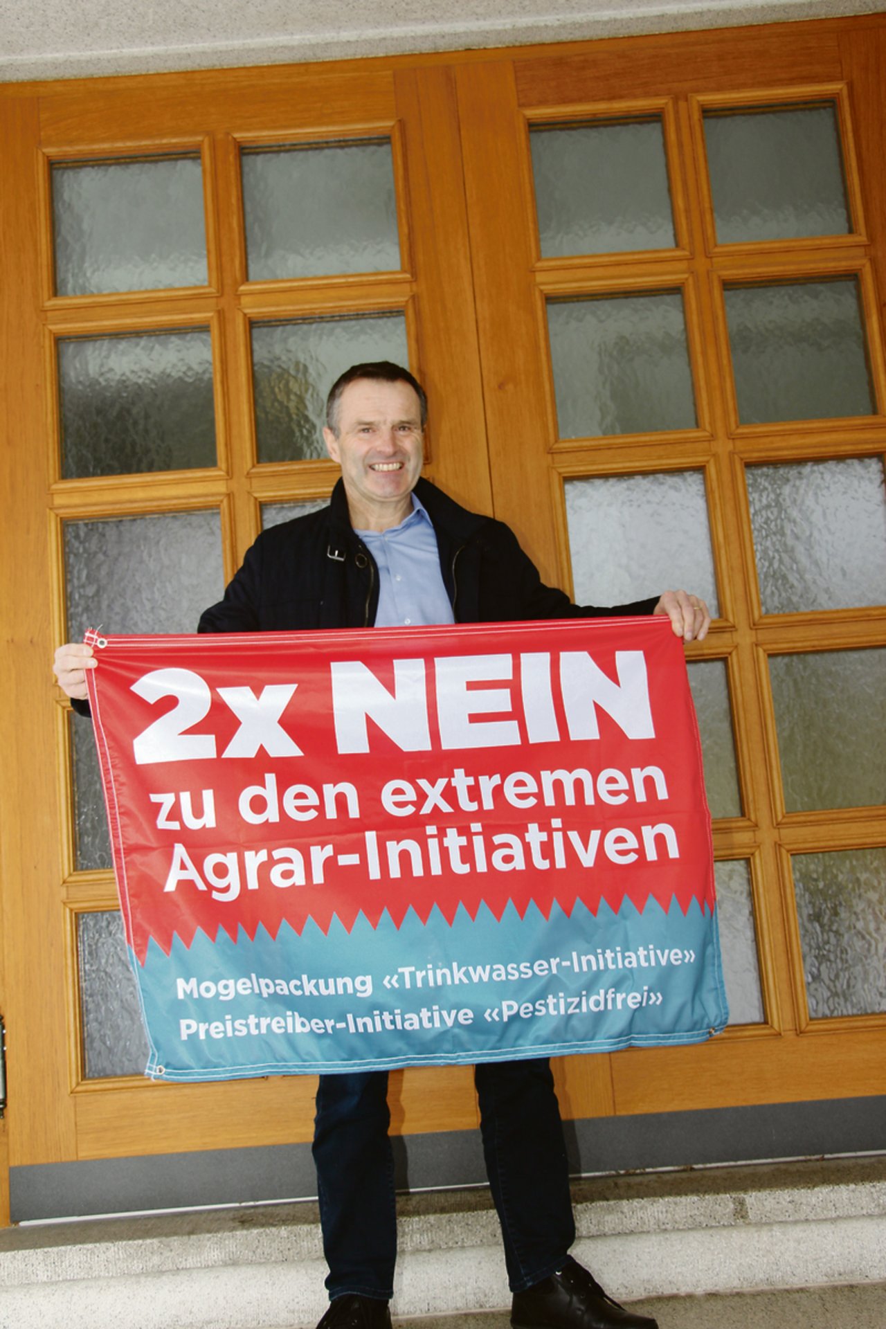 Kampagnenleiter Urs Schneider mit der Fahne gegen die beiden Initiativen. Sie ist bei den kt. Bauernverbänden erhältlich.(Bild zVg)