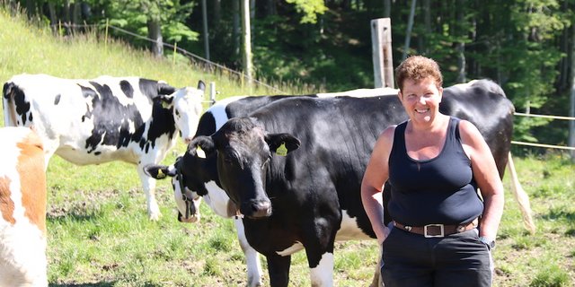 «Meine Mädels» nennt Erika Rickenbacher die 50 Rinder und 12 Mutterkühe, die sie 130 Tage auf der Alp Zeglingen BL auf rund 750 m ü. M. hirtet. (Bilder Benildis Bentolila)