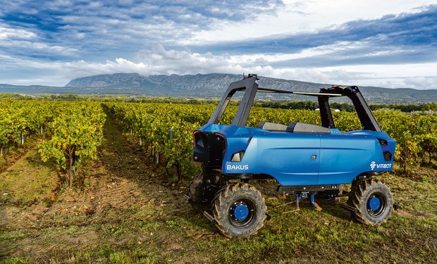 Chips und Bytes für den Rebberg – Roboter im Weinbau Das Start-up Vitibot stellte an der Fira ihren neusten Wurf, den «Bakus», vor. Am Metallprofil an der Unterseite des Roboters lassen sich Werkzeuge installieren und auswechseln. (Bild Vitibot)