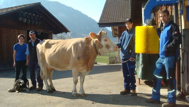 Glückliche Gewinner an der etwas anderen Agrimesse Thun 2020 Michael, Markus und Patrick Zurbrügg, mit Akaley sowie DeLaval Händler Beat Lörtscher. (Bild zVg)
