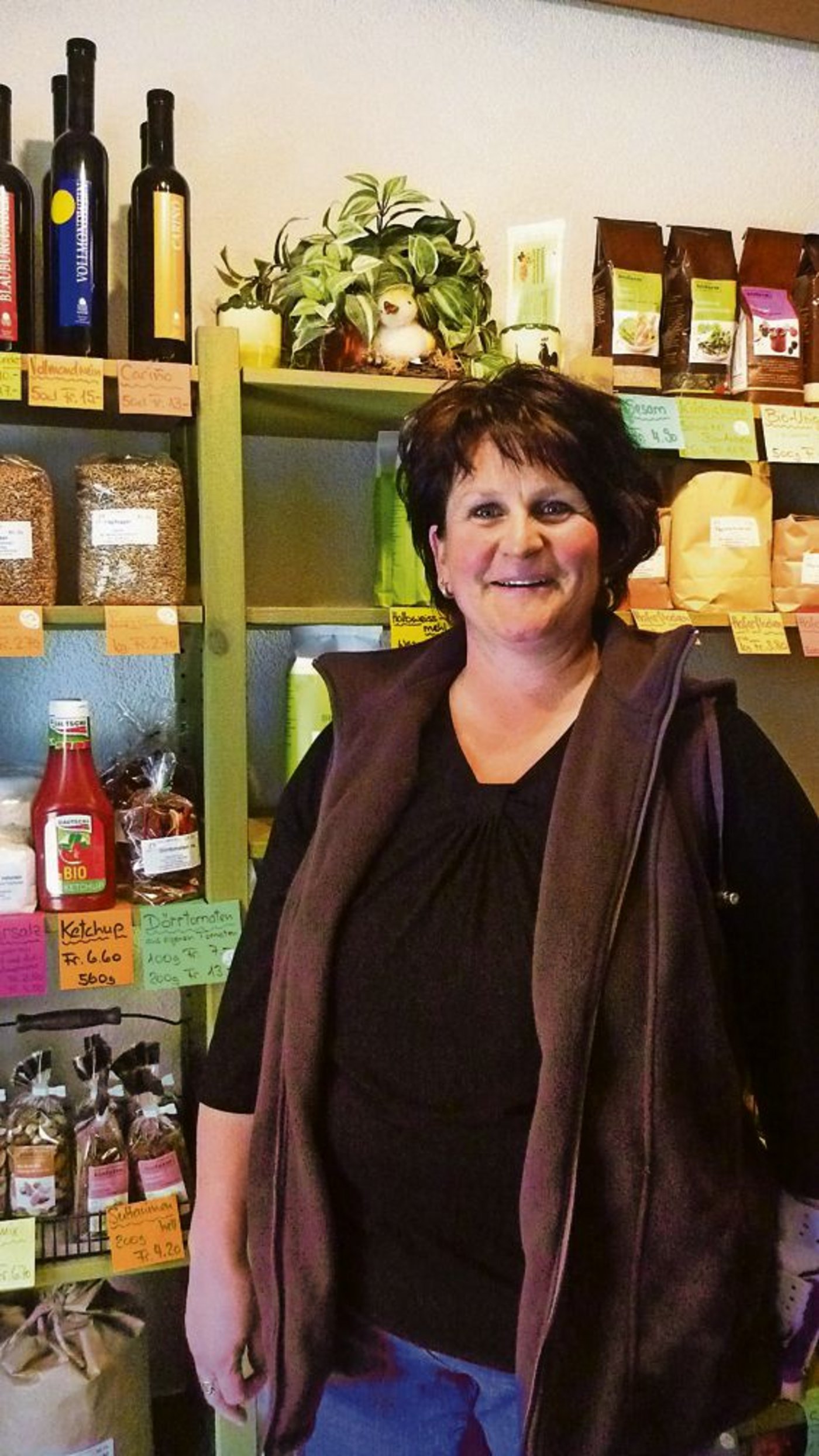 Agnes Leu verkauft in ihrem Hofladen in Embrach ZH auch Produkte von anderen Biobetrieben. (Bild: mr)