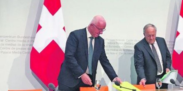Die Papiere noch einmal neu geordnet: Bundesrat Schneider-Ammann (r.) und BLW-Direktor Lehmann präsentieren am 1. November 2017 die unselige Gesamtschau. (Bild akr)