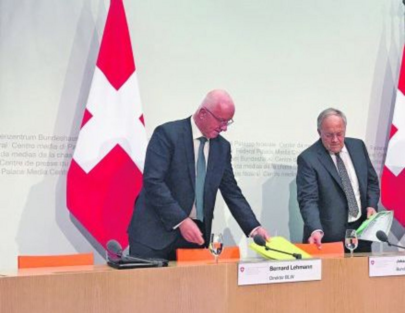 Die Papiere noch einmal neu geordnet: Bundesrat Schneider-Ammann (r.) und BLW-Direktor Lehmann präsentieren am 1. November 2017 die unselige Gesamtschau. (Bild akr)