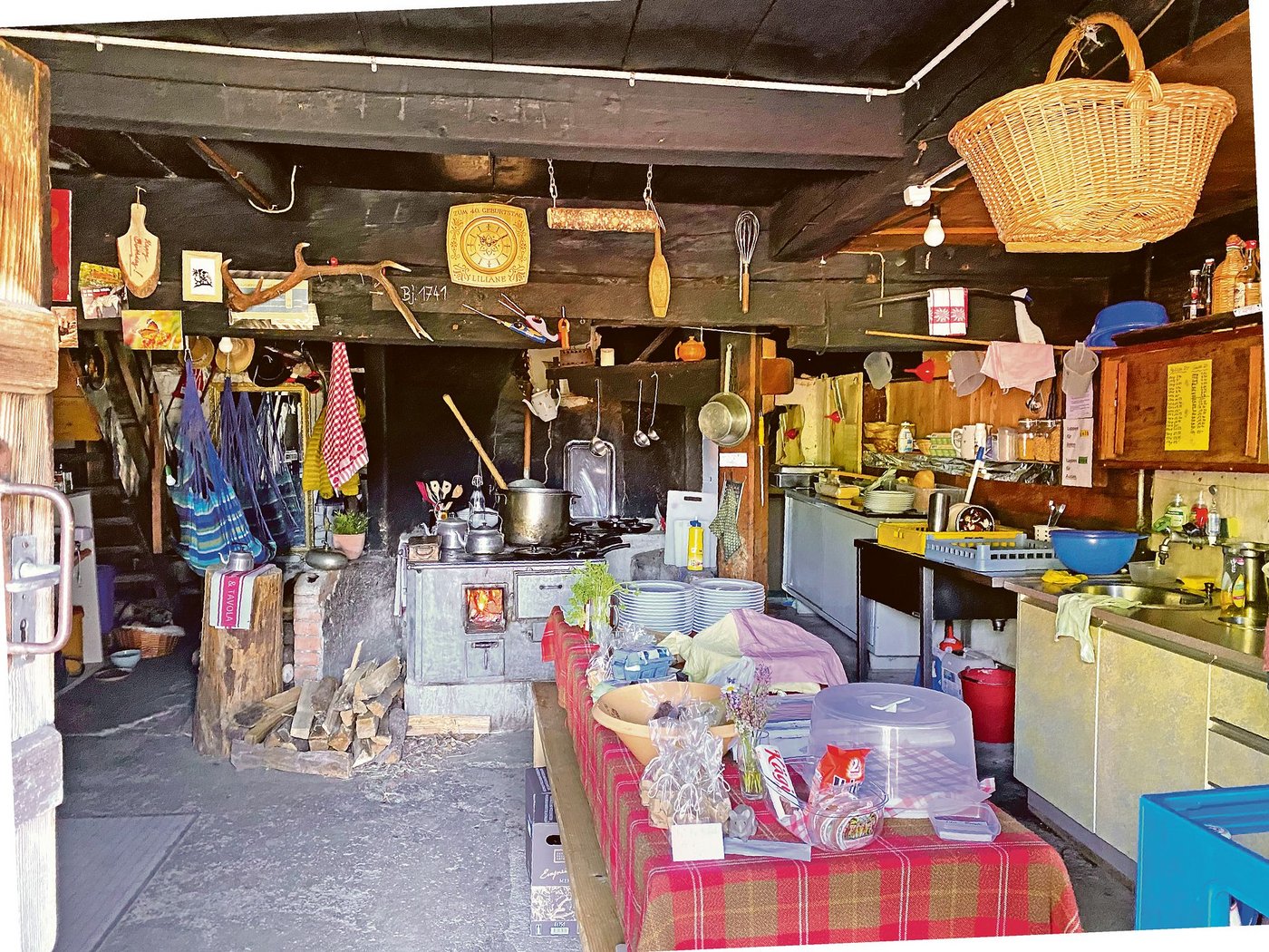 Urchig und mit Holzherd: Die Küche in der alten Käsereihütte.