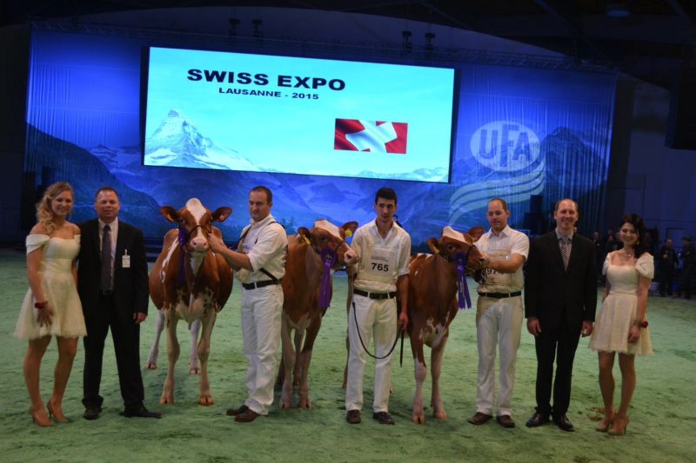 Junior Champion (Mitte): Majoric Texas Tamara, Frédéric Overney, Rueyres-Treyfayes / Reserve Junior Champion (links): Baruf Attitude Puffa R, All. La Magnolia und M. Baruffini, Italien / Mention Honorable (rechts): Everdes Adonis Meribel, Everdes Holstein, Echarlens