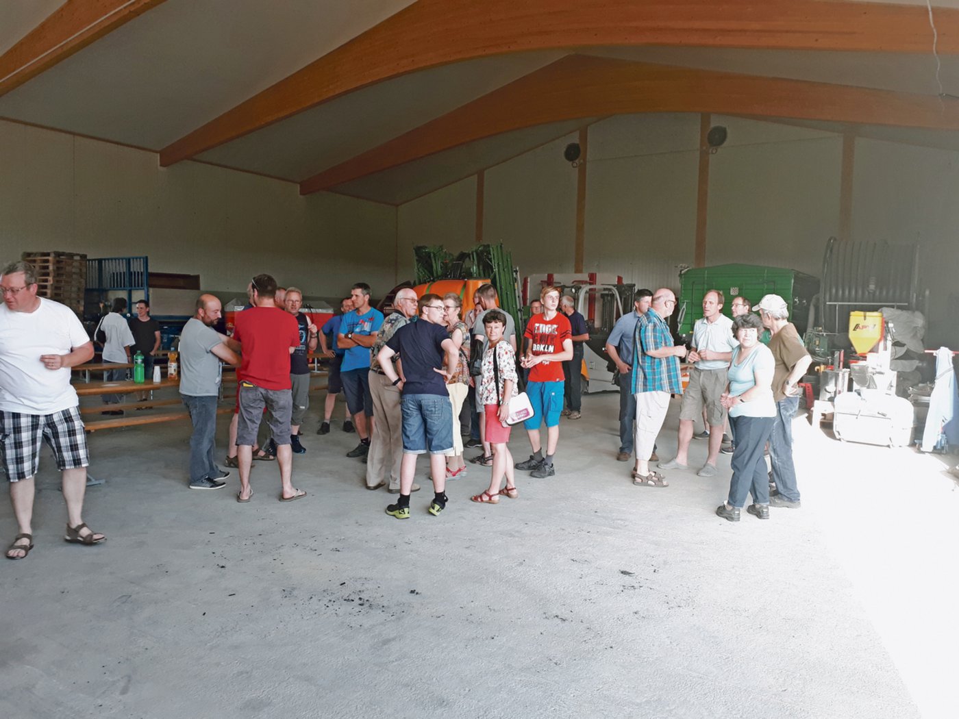 Eine beachtliche Anzahl Landwirte und Imker kamen am Mittwoch nach Mattstetten in die grosse Maschinenhalle von Magdalena und Michael Schneider. (Bilder sb)