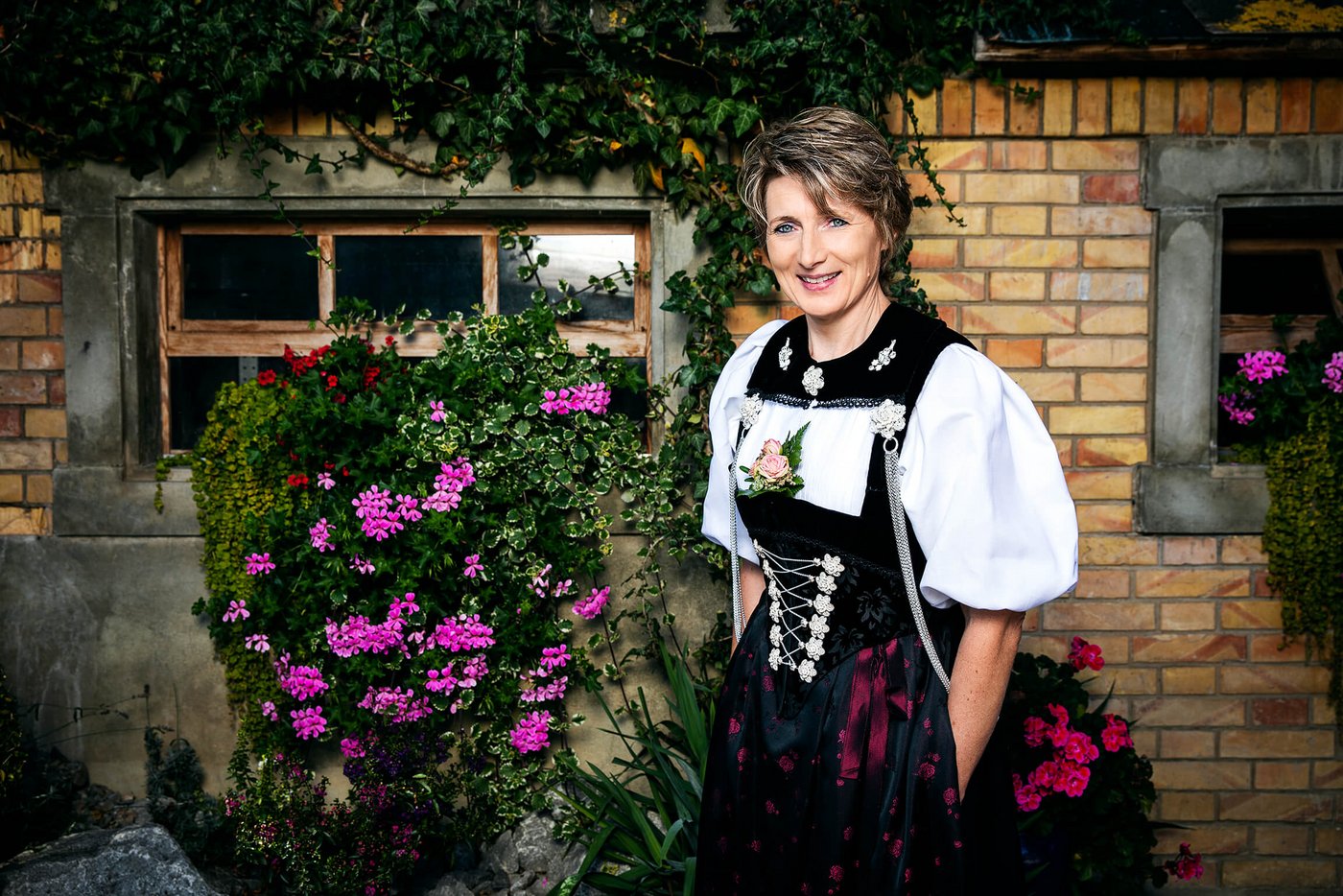 Landfrauenküche 2019 - Marlies Bärtschi Foto-Shooting vor dem Stall (Bild: SRF/Ueli Christoffel)