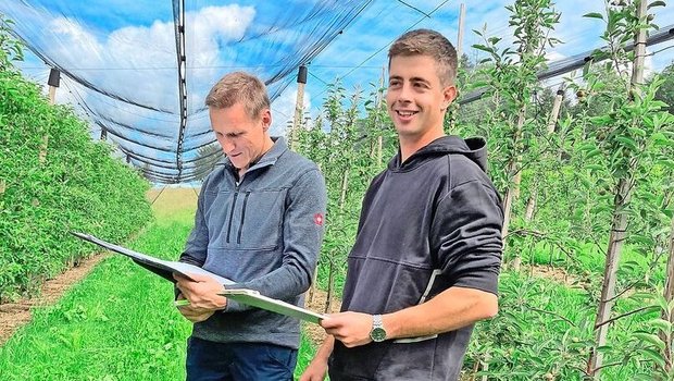 Damian Gut (rechts) Damian Gut (rechts) in seiner Obstplantage bei der Prüfungsabnahme durch Thomas Renggli.