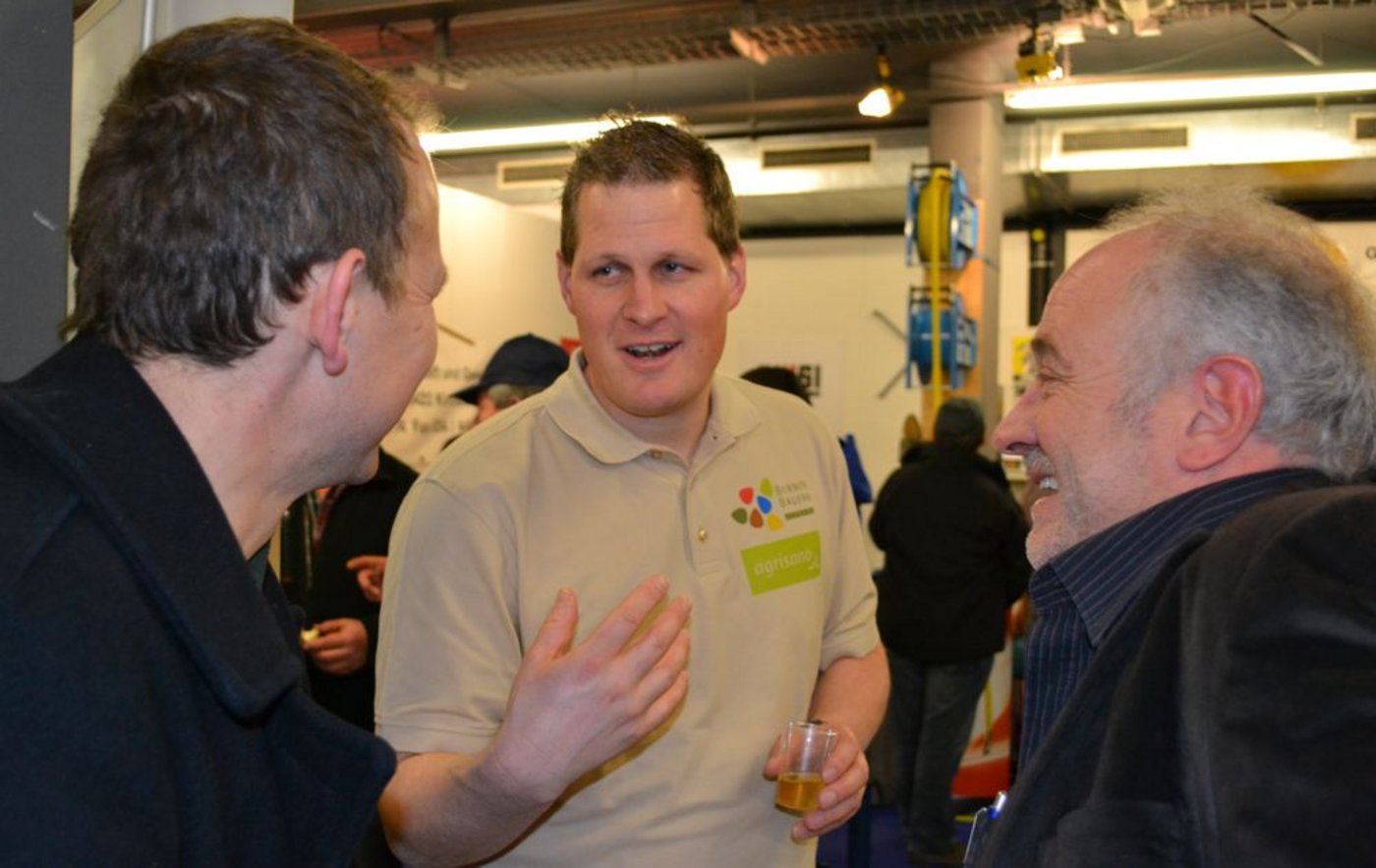 Andreas Wyss, Geschäftsführer Berner Bauernverband (Mitte) im angeregten Gespräch mit Adrian Krebs, stv. Chefredaktor «BauernZeitung» (links) und SVP-Grossrat Samuel Graber. (Bild Alois Heinzer)