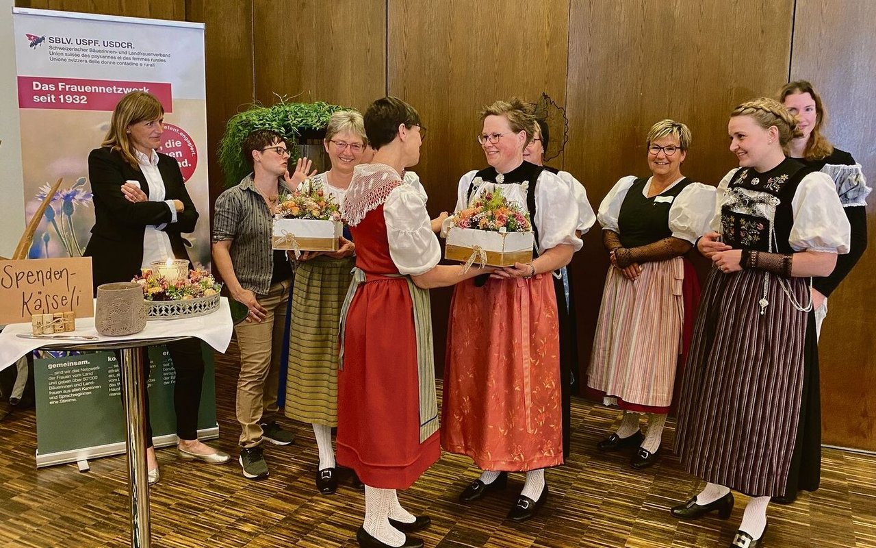 Präsidentin Anne Challandes (Mitte) dankt ihren Kolleginnen im Vorstand mit einem Blumenkorb für ihren Einsatz.