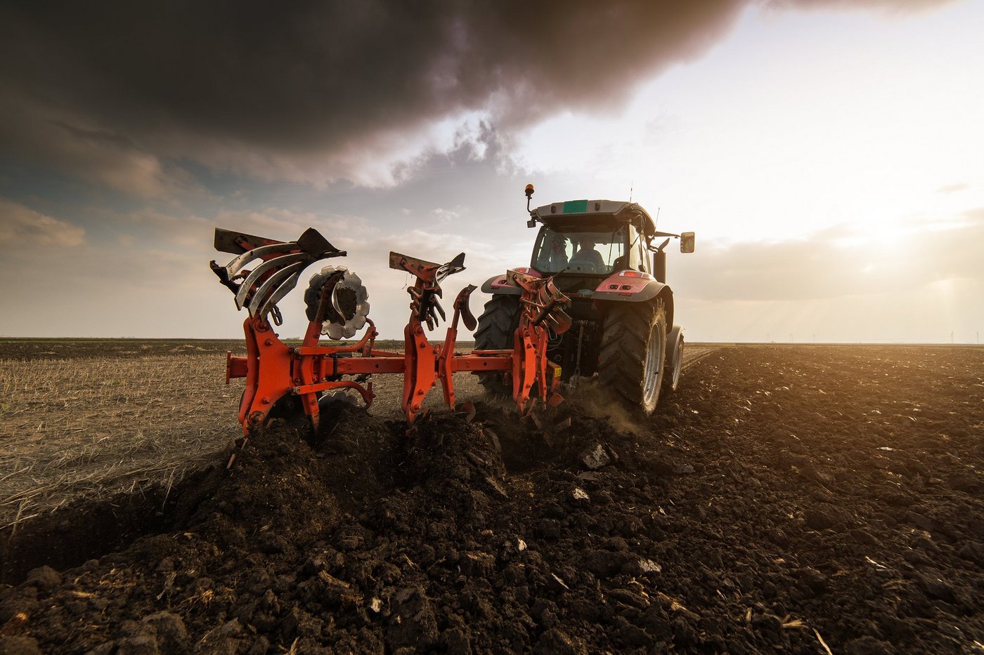 Der Pflug sei nicht die beste Methode der Bodenbearbeitung, ist Walter Zumbühl überzeugt. Mit dem "Geohobel" bleibe der Kohlenstoff in der Erde erhalten, satt an der Luft "verbrannt" zu werden. (Bild BauZ)