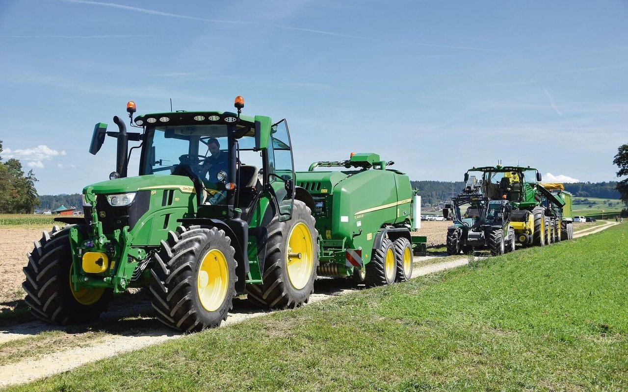 Hier warten der John-Deere-Traktor 6R 150 und die Rundballenpresse auf ihren Einsatz. 