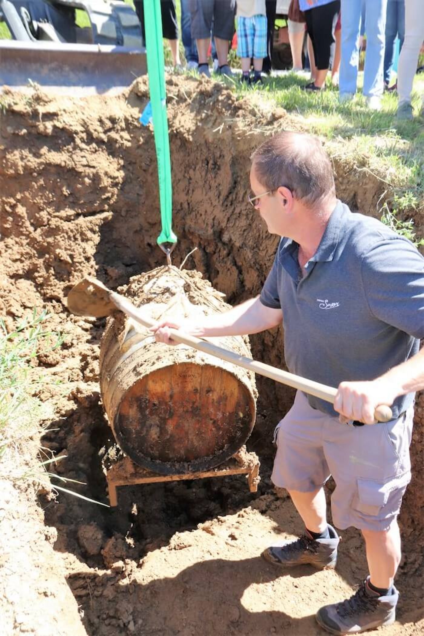 Die Barrique-Fässer werden ausgegraben.
