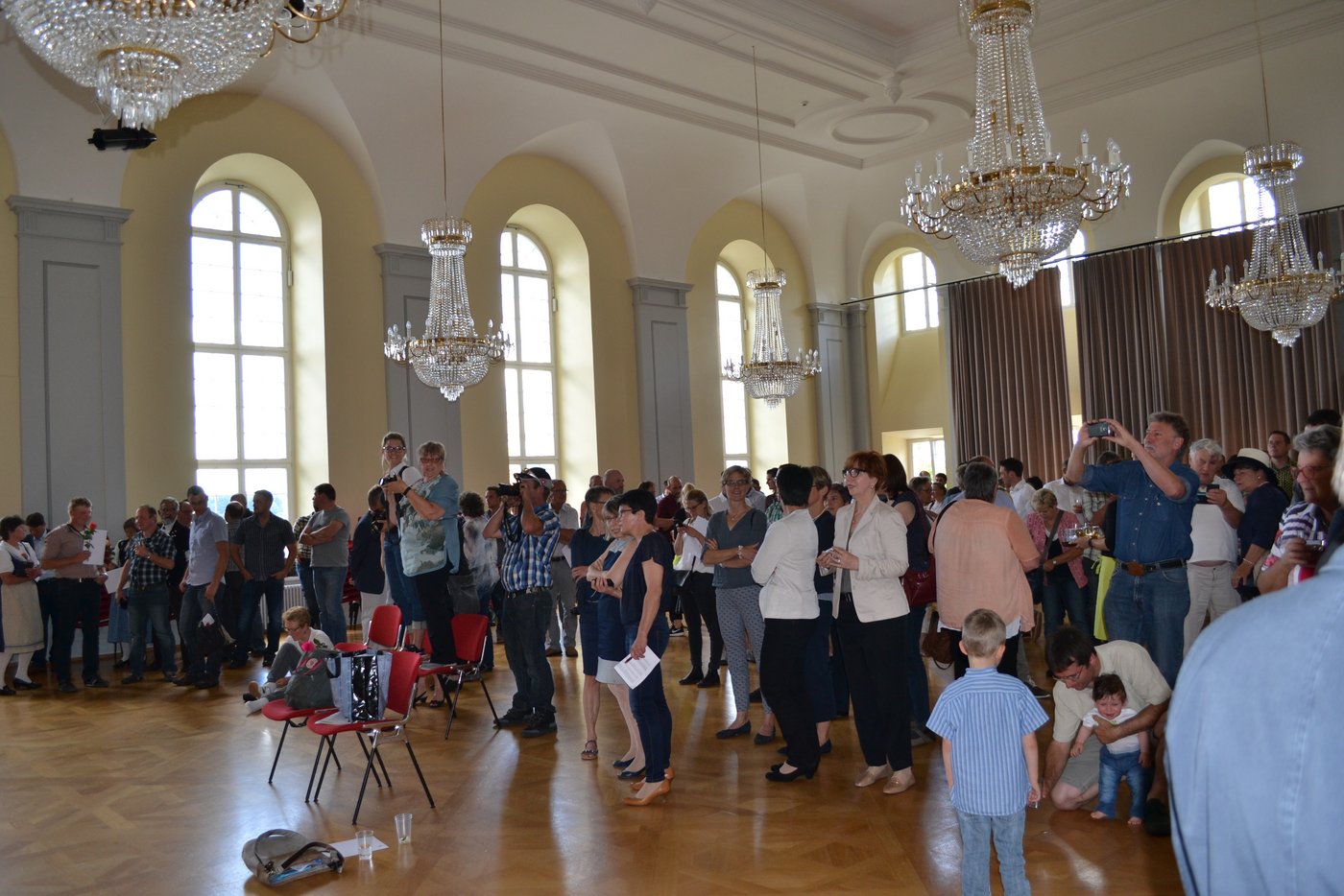 Muntere Gästeschar beim Fotografieren der Absolventinnen