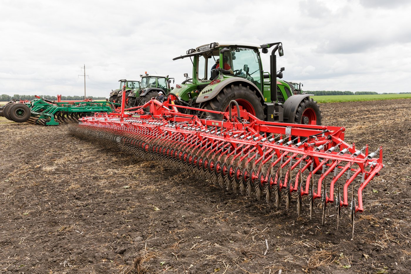 Grössere Betriebe, wie der von Gleb Lukyanenko mit 6500 Hektaren (Betrieb "Agroecology"), investieren jedoch schon in die neuste Technik. Im Bild wird ein Rollstriegel zur Bekämpfung von Unkraut auf dem Biofeldtag des Betriebs "Agroecology" demonstriert. (Bild Katrin Erfurt)