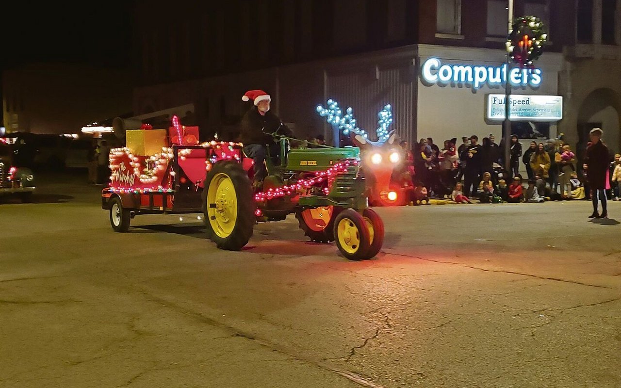 Beim ersten Weihnachtslichter-Umzug in Carthage schmückten Polizei, Feuerwehr und Geschäfte ihre Fahrzeuge. Der Umzug könnte eine neue Tradition in der Stadt werden.