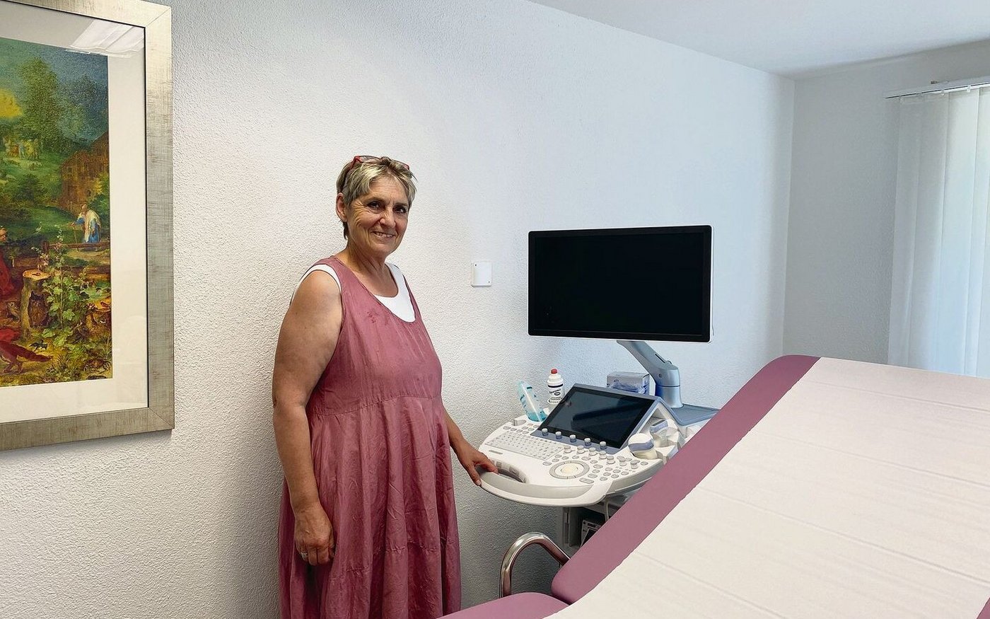 Fachfrau für Frauengesundheit: die Gynäkologin und Bergbäuerin Esther Müller in ihrer Praxis.  