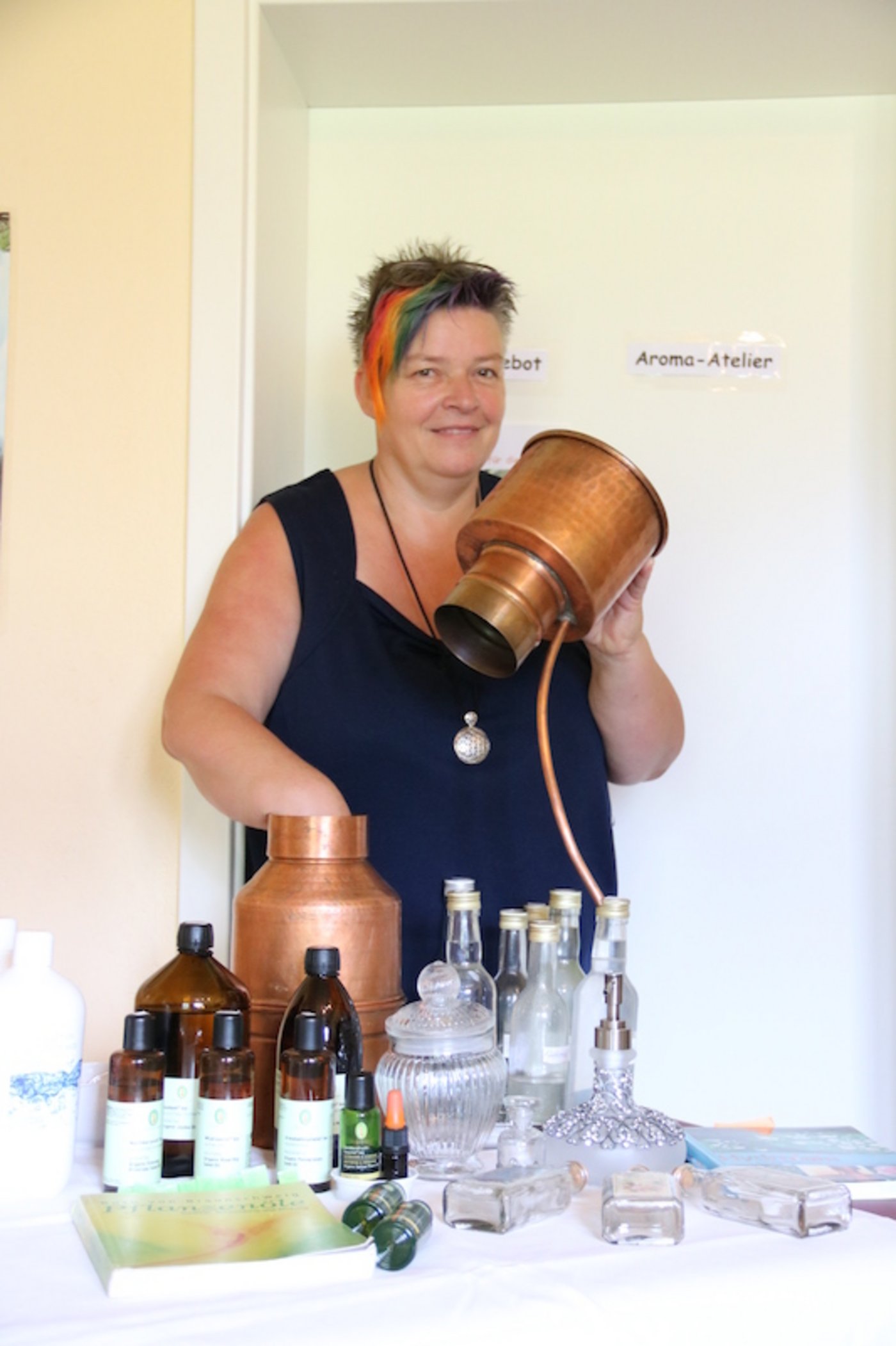 In der Destille werden Kräuter dem  Garten destilliert, um ätherische Öle und Pflanzenwasser für Salben, Cremes und Raumsprays zu gewinnen.