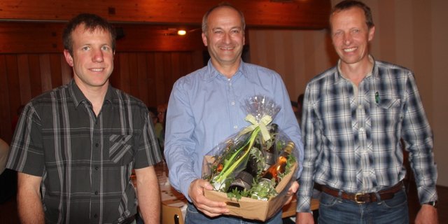 Felix Heller zieht neu in den Vorstand des Landwirtschaftlichen Bezirkvereins Andelfingen ein.  Konrad Langhart hat sein Amt als Präsidenten an Andreas Buri übergeben (v. l. n. r.) (Bild Roland Müller)