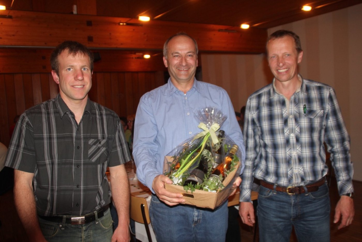 Felix Heller zieht neu in den Vorstand des Landwirtschaftlichen Bezirkvereins Andelfingen ein.  Konrad Langhart hat sein Amt als Präsidenten an Andreas Buri übergeben (v. l. n. r.) (Bild Roland Müller)