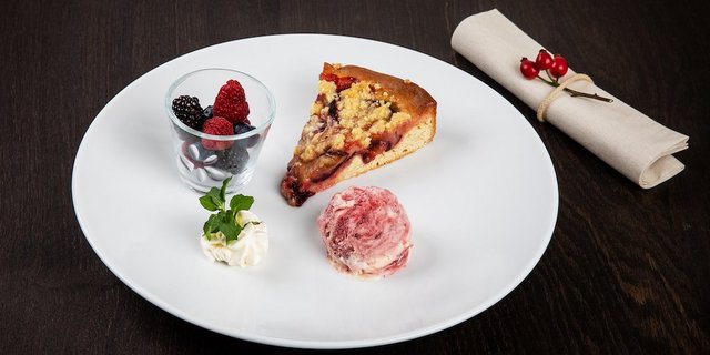 Zwetschgen-Streuselkuchen mit Zwetschgenparfait und marinierten Saisonbeeren. (Bild SRF/Ueli Christoffel)