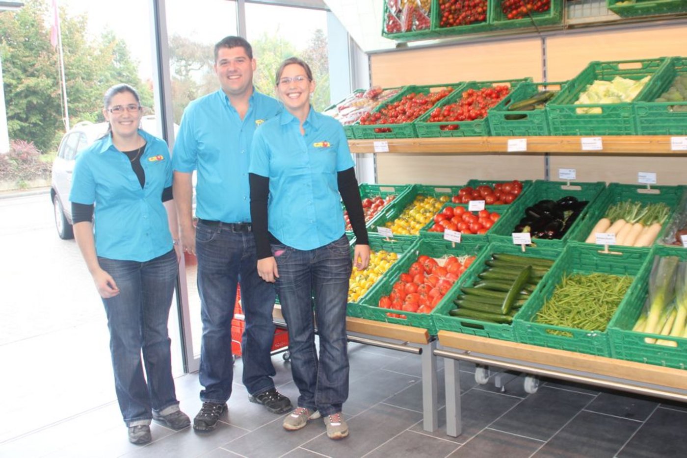 Das neue Ladenteam mit Sonja und Stefan Grob sowie Claudia Heller-Grob (v.l.n.r.) im Dorfladen von Basadingen. (Bild: Roland Müller)
