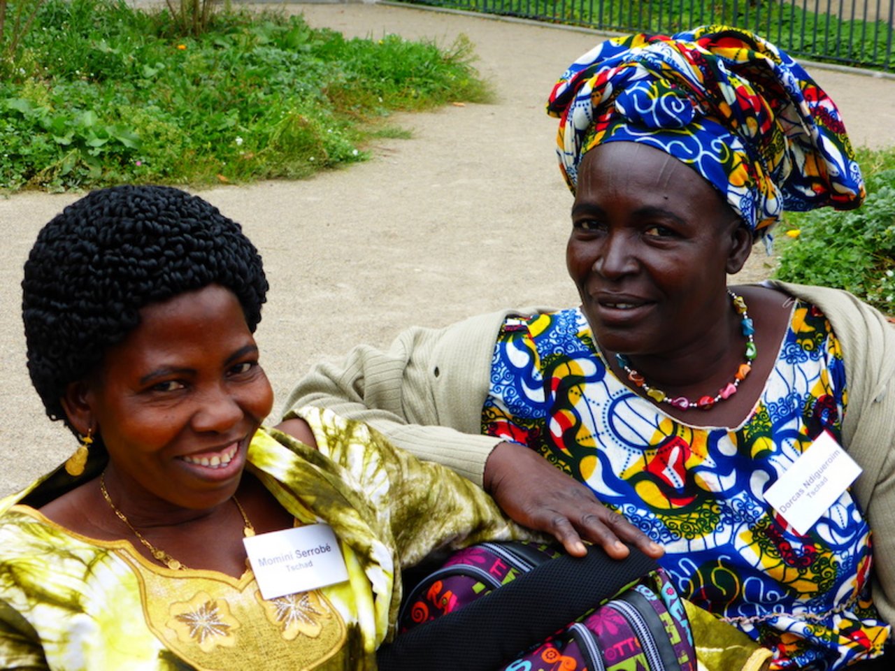 Momini Serrobé (li) und Dorcas Ndigueroïm: zwei Bäuerinnen aus dem Tschad zu Besuch in der Schweiz.
