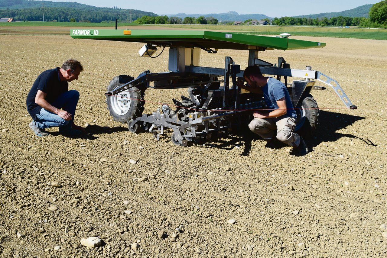 Hansueli Dierauer (links) vom FiBL und David Vetterli begutachten die Arbeit des Roboters.