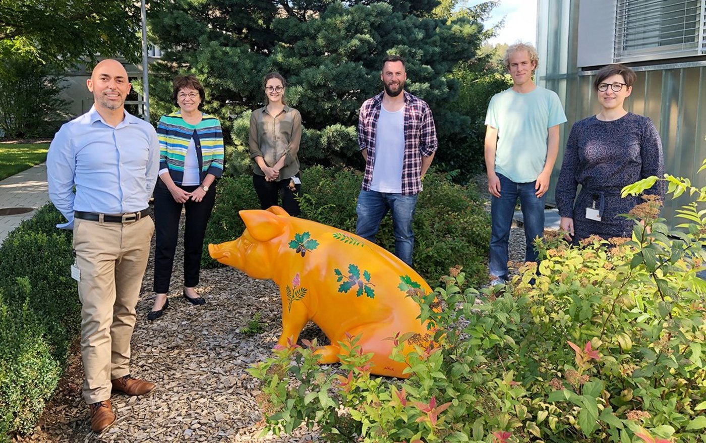 Die neue Gruppe «Animal GenoPhenomics» auf dem Forschungscampus in Posieux. Von links: Joël Bérard; Eva Reinhard; Annik Gmel; Markus Neuditschko; Matthieu Guichard; Claudia Kasper. (Bild Agroscope)