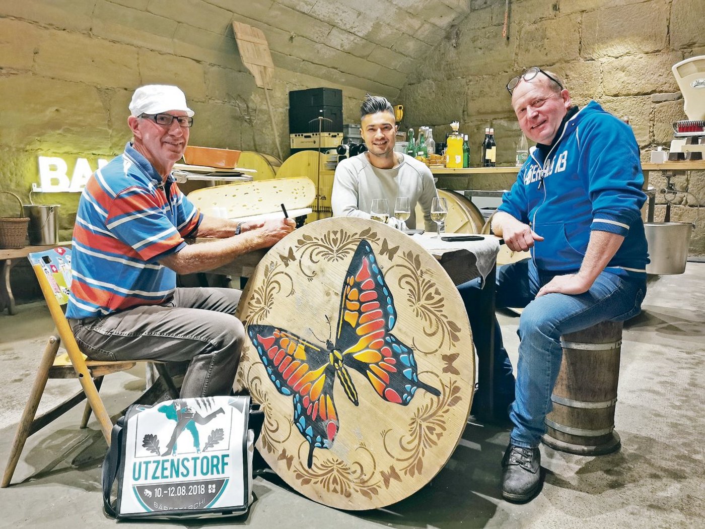 Beat Wampfler (rechts), Inhaber des Käsehauses K3, bespricht im Käsekeller mit Lloyd Zumstein (Mitte) und Ruedi Klötzli die letzten Details. Sie haben ungewöhnliche Pläne.(Bild  sb)