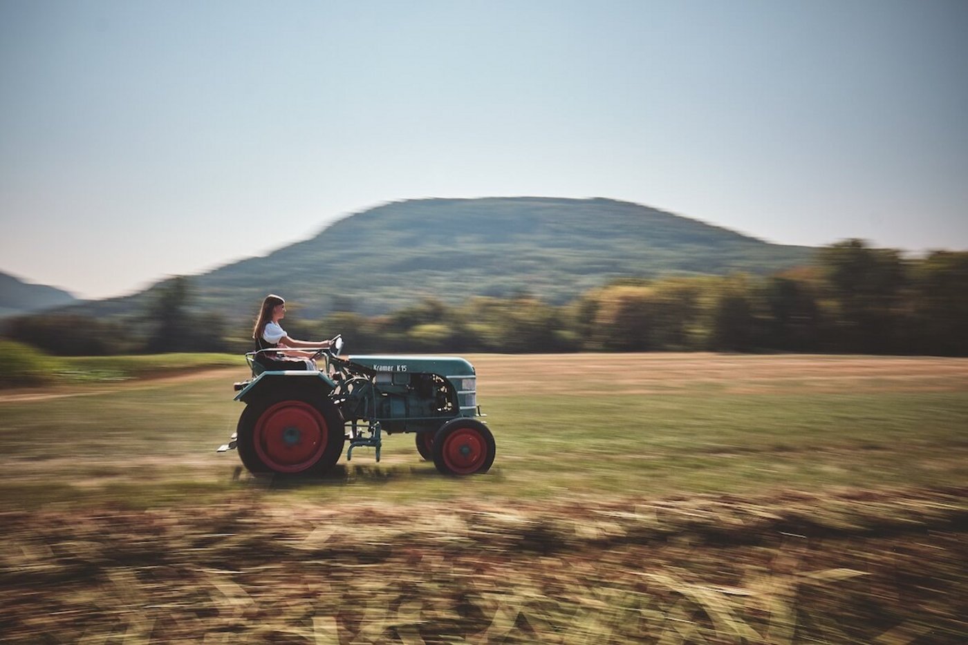 Neben dem Alphorn-spielen hat Lisa Stoll ein Faible für alte Traktoren. Hier ist sie auf ihrem Kramer aus dem Jahr 1954 unterwegs. 