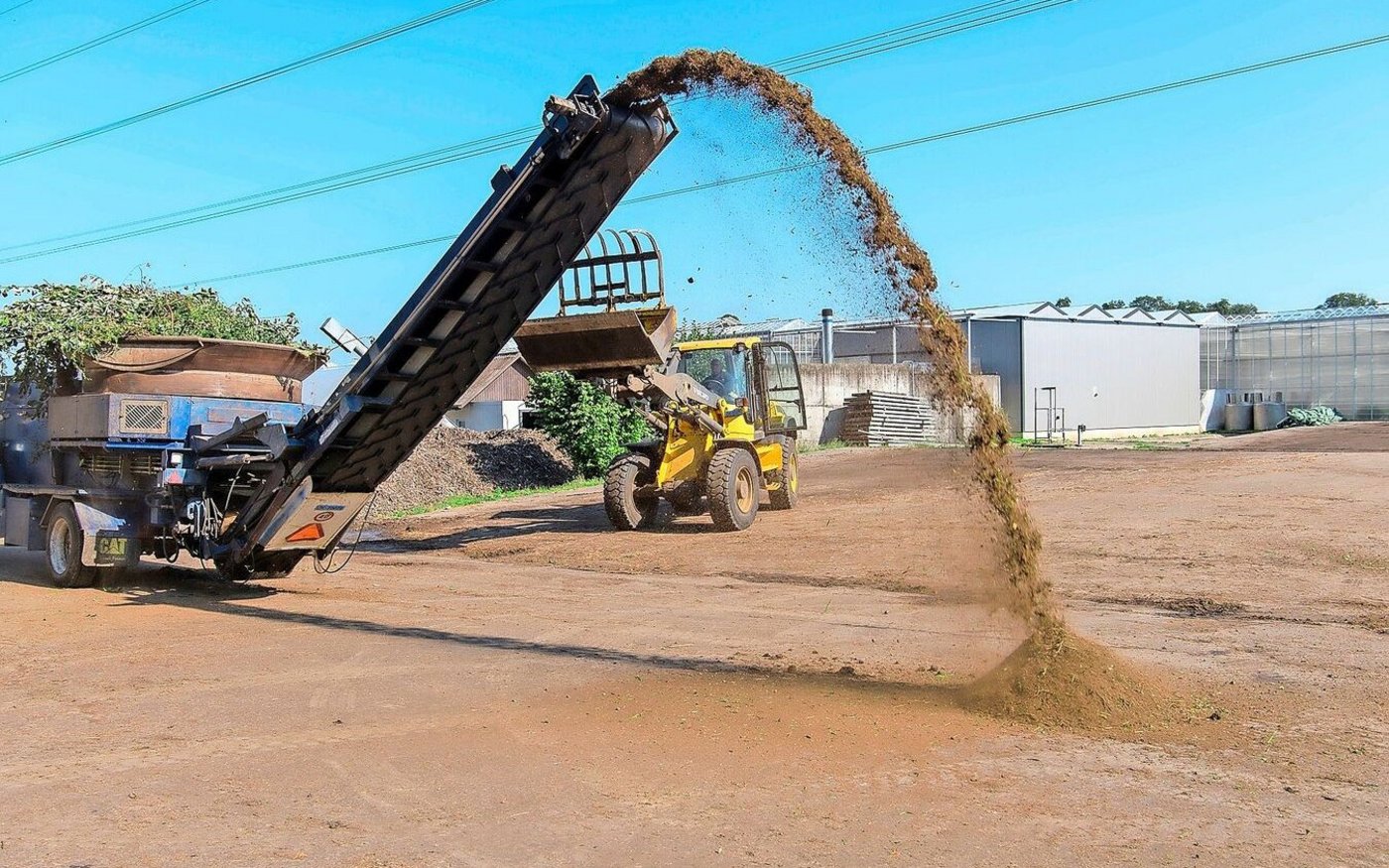 Zum Betrieb gehören auch zwei Kompostieranlagen. Kompostiert werden die eigenen Gemüseabfälle und das Grüngut von acht Gemeinden. 
